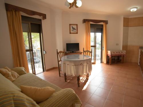 - un salon avec un canapé et une table dans l'établissement Apartamentos Casa Gil, à El Bosque