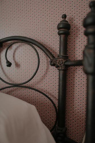 a close up of a metal bed frame with at Albergo Allegria Hotel & Breakfast Restaurant in Windham
