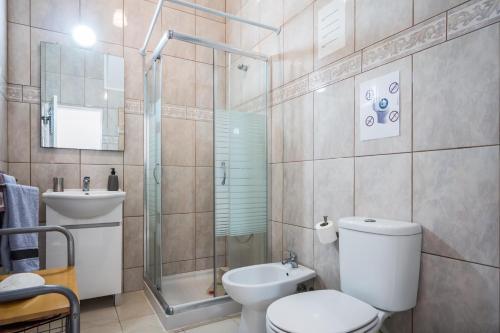 un bagno con wc, doccia e lavandino di DuplexduBocage a Setúbal