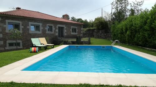 una piscina en el patio trasero de una casa en Charme da montanha, en Montaria