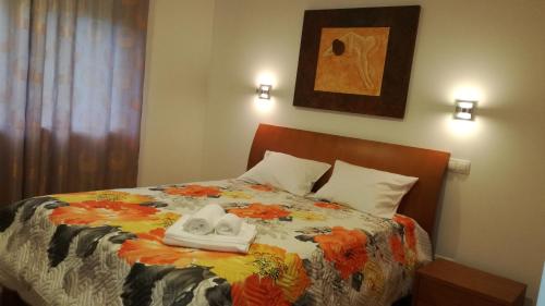 a bedroom with a bed with towels on it at Charme da montanha in Montaria