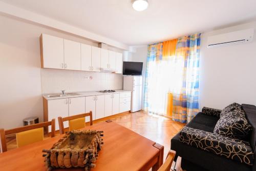 Cuisine ou kitchenette dans l'établissement Apartment and Rooms Iva
