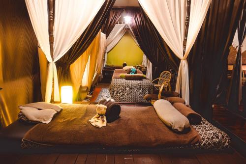 En eller flere senger på et rom på Tanjung Puteri Golf and Resort Malaysia