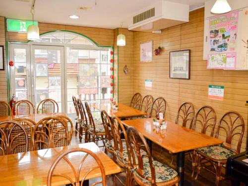 une salle à manger avec des tables et des chaises en bois dans l'établissement Hotel Cotton 100%, à Nara