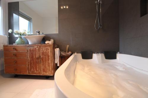 y baño con bañera, lavamanos y bañera. en Sea Salt Bnb, en Rosebud