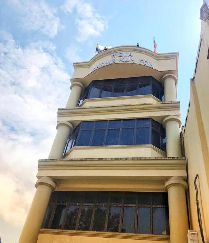 a tall building with a sign on top of it at Hotel Sri Raub in Raub