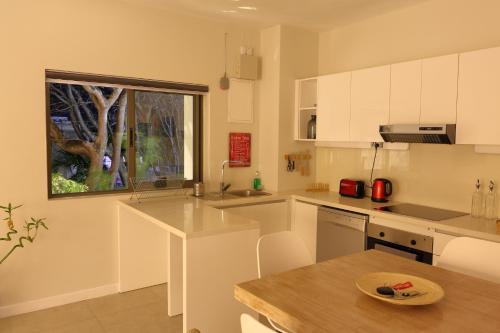 Una cocina o zona de cocina en Beach Cove 4