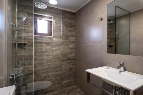 a bathroom with a sink and a glass shower at Niko Elen in Stalís