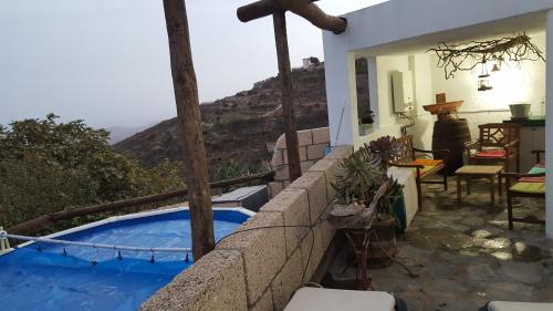 בריכת השחייה שנמצאת ב-Casapancho 1 y 2 - Casa Rural - Fasnia - Tenerife או באזור