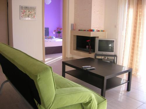 TV i/ili multimedijalni sistem u objektu Apartments Eleni 4 Seasons