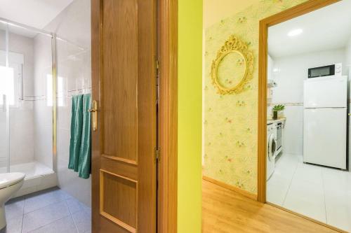 a bathroom with a toilet and a sink and a door at Ático en Céntrico edificio cerca de la Gran Vía - Madrid in Madrid