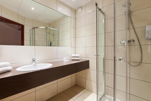 a bathroom with a sink and a shower at Campanile Metz Nord - Talange in Talange