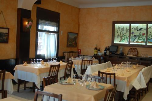 a dining room table with chairs and tables at Hotel Betriu in Coll de Nargó