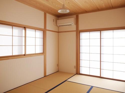 an empty room with windows and a ceiling at Amakusa Ebisu House -天草 えびすHOUSE , 港の前に建つ自然素材の一軒家- in Amakusa