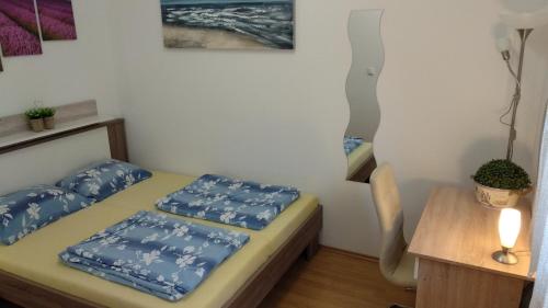 mały pokój z łóżkiem i stołem w obiekcie Kristijan Apartments w mieście Novigrad