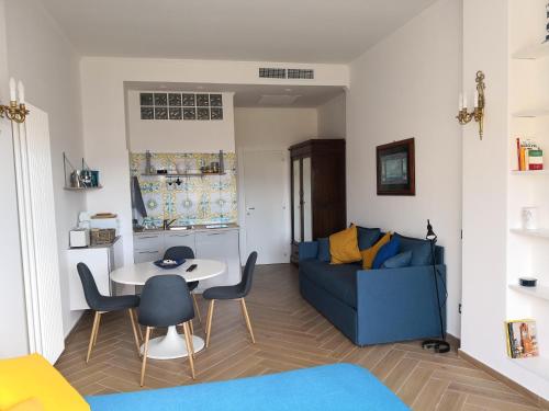 a living room with a blue couch and a table at Casa Wenner 1 in Naples