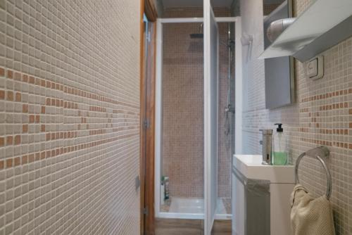 y baño con ducha, lavabo y espejo. en New apartment beside Barça Stadium 2, en Hospitalet de Llobregat