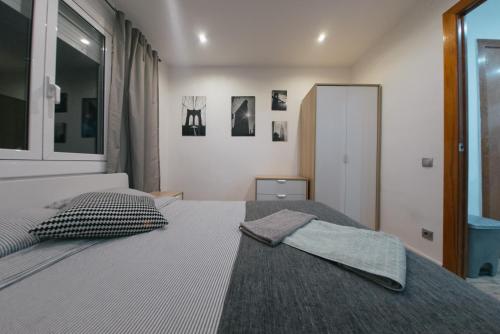 ロスピタレート・デ・リョブレガートにあるNew apartment beside Barça Stadium 2のベッドルーム1室(タオル付きのベッド1台付)