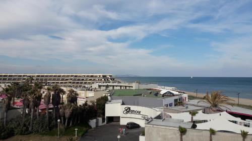 - une vue sur la plage, l'hôtel et l'océan dans l'établissement Studio Naturiste Design, au Cap d'Agde