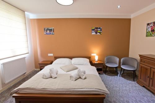una camera da letto con un letto con asciugamani sopra di Reštaurácia GÓL a Veselé