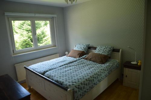 テュルクアイムにあるGîte Les Glycines 68230 TURCKHEIMの小さなベッドルーム(窓付きのベッド付)