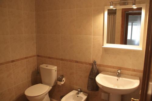 Los AltosにあるCasa Joyaのバスルーム(トイレ、洗面台、鏡付)