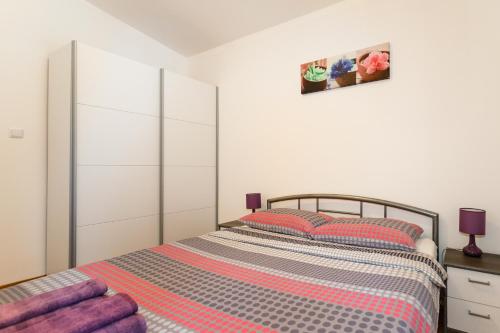 Ένα ή περισσότερα κρεβάτια σε δωμάτιο στο Apartment Iris & Elena