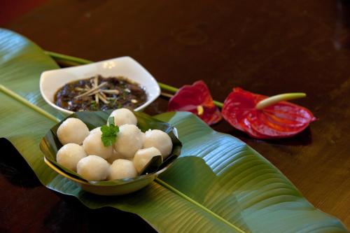 a bowl of dumplings on a plate on a leaf at Ama Plantation Trails, Chikmagalur in Chikmagalūr
