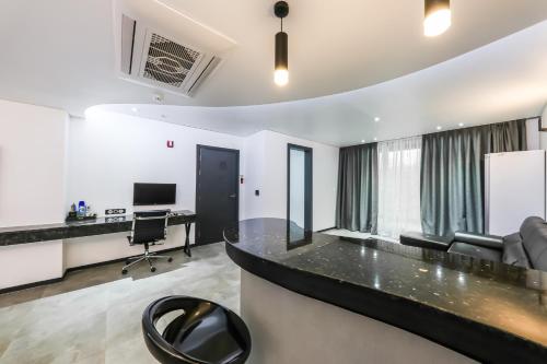 an office with a counter and a desk and chairs at Seosan Aria Hotel in Seosan