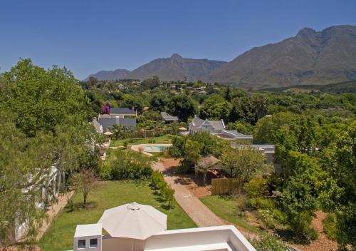 an aerial view of a house with mountains in the background at Hotel Roosje van de Kaap in Swellendam