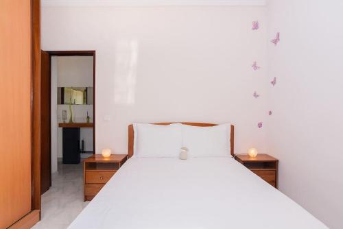 Uma cama ou camas num quarto em Cosy apartment in Almada