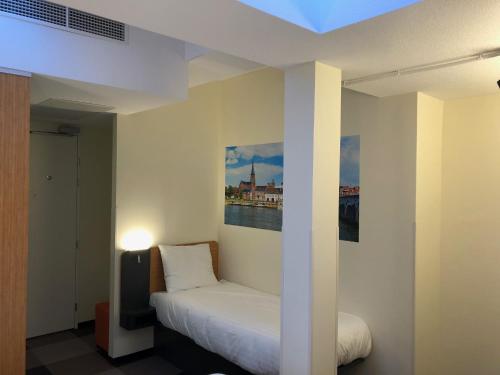 Katil atau katil-katil dalam bilik di easyHotel Maastricht City Centre
