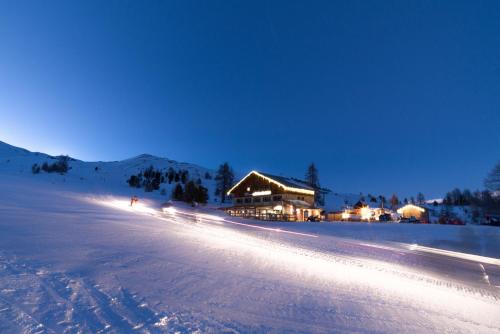 a ski lodge in the snow at night at le Chal'heureux in Vars