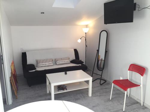 un salon avec un canapé, une table et une chaise dans l'établissement Là Grange, à Parisot