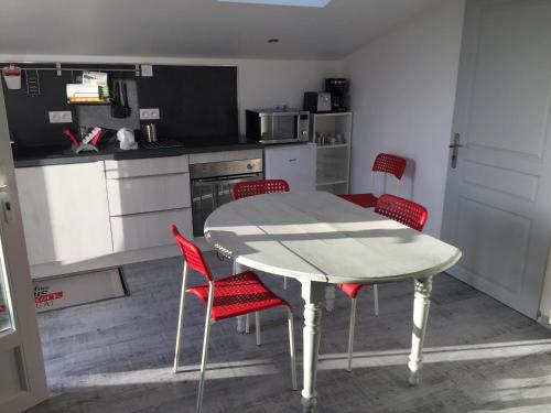 ParisotにあるLà Grangeのキッチン(白いテーブル、赤い椅子付)