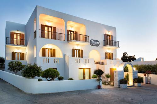 un grande edificio bianco con balconi di Panos Luxury Studios a Paroikia