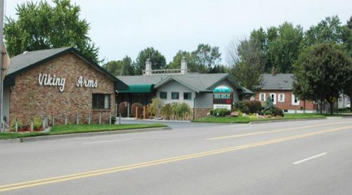 a building on the side of a road at Viking Arms Inn - Ludington in Ludington