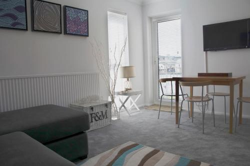 TV a/nebo společenská místnost v ubytování Aisla Cottage • East Cowes • Isle of Wight