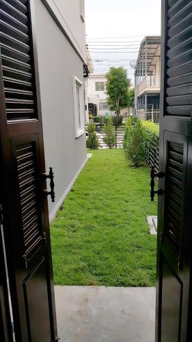 Taman di luar NIDO Guest House
