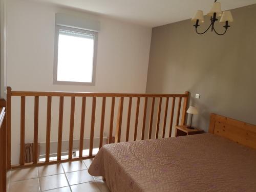 モンティニャックにあるAppart Montignac 2/4 personnesのベッドルーム(ベッド1台、窓付)