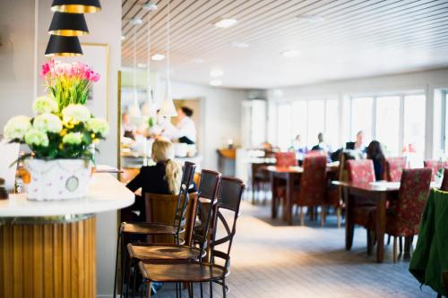 Un restaurante u otro lugar para comer en Trosa Stadshotell & Spa