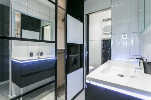 La salle de bains est pourvue d'un lavabo et d'un lave-linge. dans l'établissement Garden Port nature, au Cap d'Agde