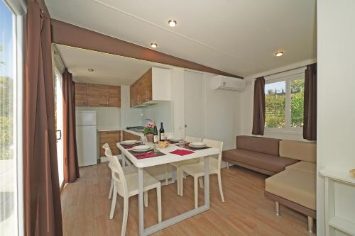 a kitchen and living room with a table and chairs at Agriturismo B&B Corte Tonolli in Valeggio sul Mincio