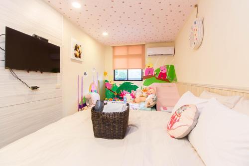Una televisión o centro de entretenimiento en Meizhou Hot Spring Hotel溫泉商旅