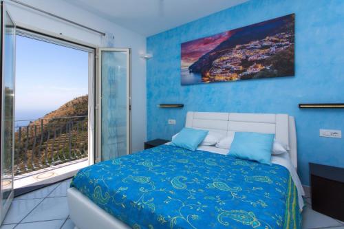 Een bed of bedden in een kamer bij DOMUS VIGNA Fusco, Vista Mare, Amalfi Coast