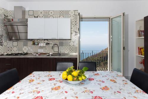 Afbeelding uit fotogalerij van DOMUS VIGNA Fusco, Vista Mare, Amalfi Coast in Praiano