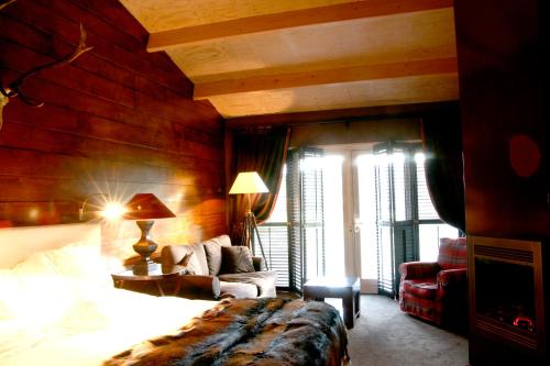 a hotel room with a bed and a couch at Restaurant Hotel Merlet in Schoorl