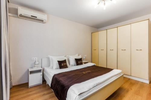 モスクワにあるInnDays on Nagornaya 38のベッドルーム(ベッド1台、エアコン付)