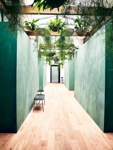 a hallway with a chair in a room with plants at Parc Broekhuizen l Culinair landgoed in Leersum