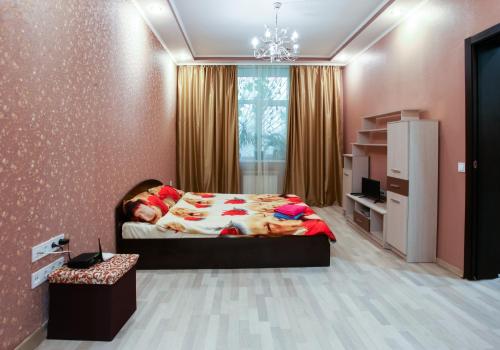 Un dormitorio con una cama grande y una ventana en Sweet Home Apartment, en Kiev